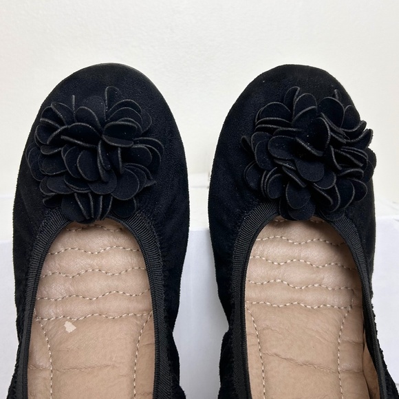 Ollio Black Faux Suede Decorative Flower Slip On Comfort Ballet Flat Size 8 - Picture 3 of 7